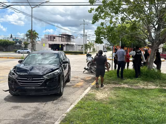 Un aparatoso accidente ocurrió en el cruce de la avenida Lázaro Cárdenas con Benito Juárez.