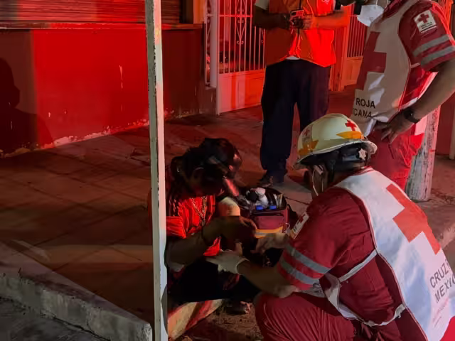 Al lugar llegaron paramédicos de la Cruz Roja
