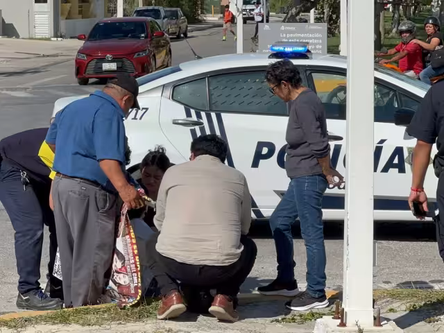 La mujer derrapó varios metros hasta chocar contra el camellón central