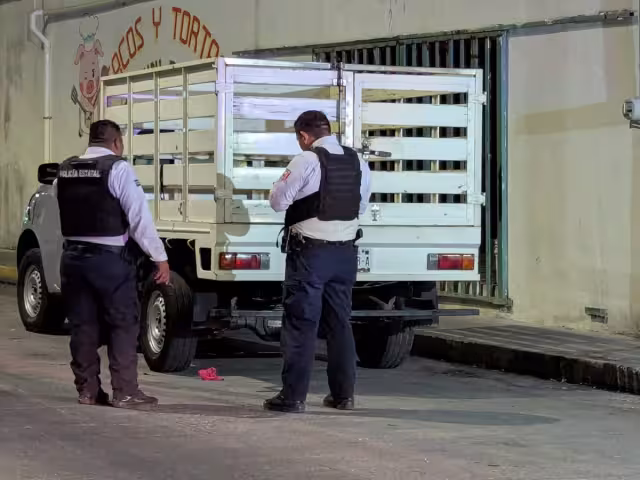 Elementos policiacos lograron recuperar la camioneta de redilas con reporte de robo.