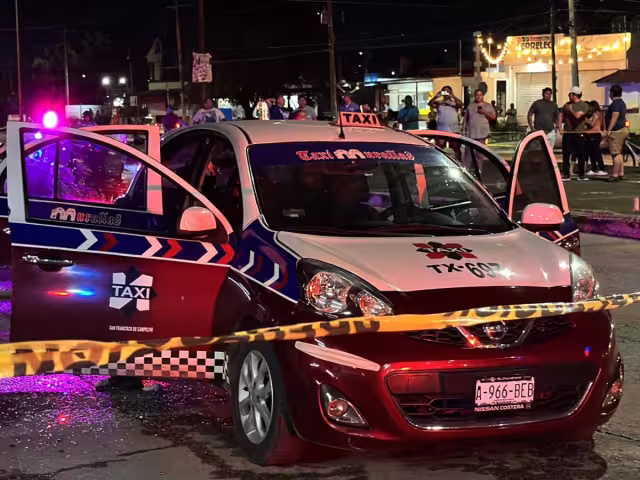 El taxi baleado en la colonia Presidentes de México tras el ataque armado.