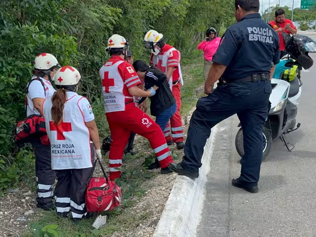 Una motociclista resultó lesionada en un accidente ocurrido en la avenida Costera de Campeche.