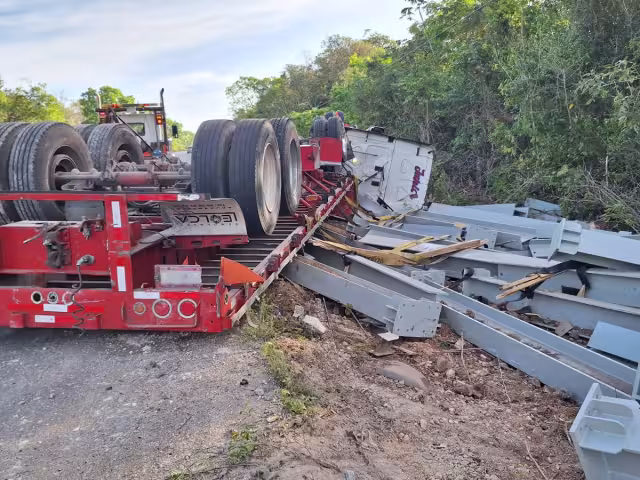 El conductor del vehículo logró salir con vida del accidente.