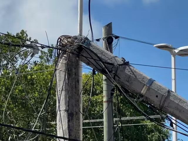 El porte de concreto ya estaba dañado, solo faltaba un tirón para colapsar
