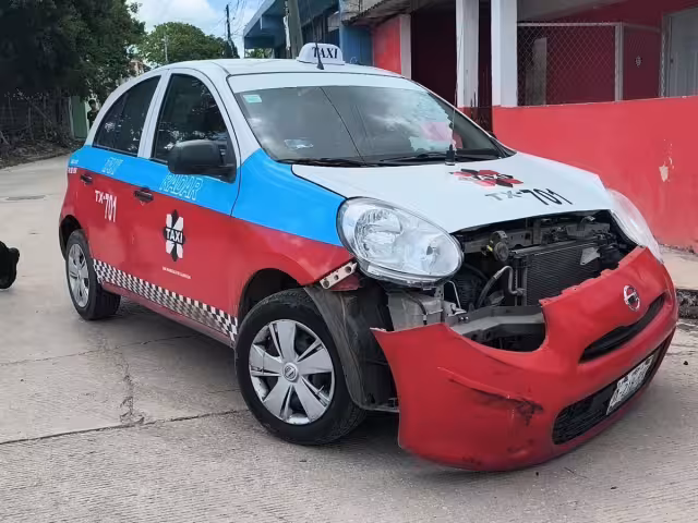 Taxi y camioneta colisionan en la colonia El Huanal.