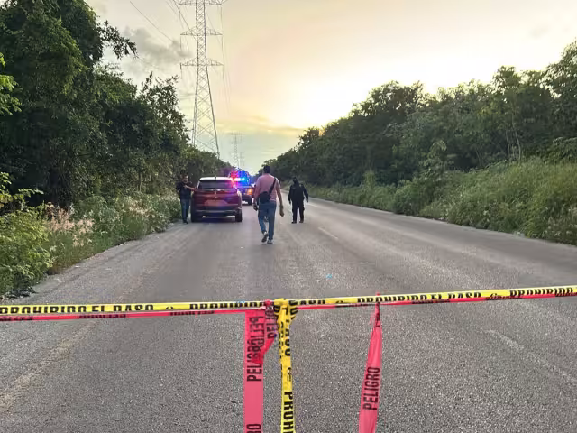 Elementos de tránsito hallan cuerpo al interior de una maleta en Cancún.