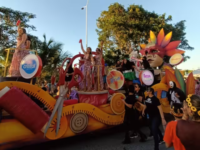 Campechanos derrochan alegría durante el Bando de Carnaval