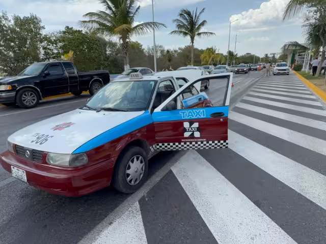 Taxi detenido para ceder el paso y… ¡lo impactan por detrás!