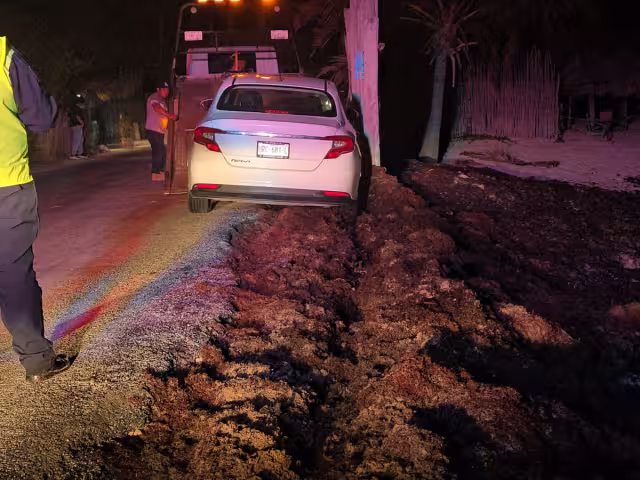 Una turista fue asegurada en la zona costera de Punta Piedra, Tulum, tras perder el control de su vehículo cerca del mar.