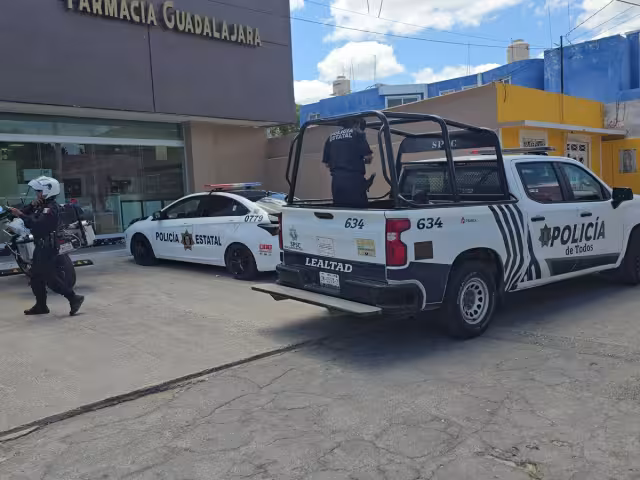 Un adulto mayor fue detenido tras ser acusado de robar en una sucursal de Farmacias Guadalajara.