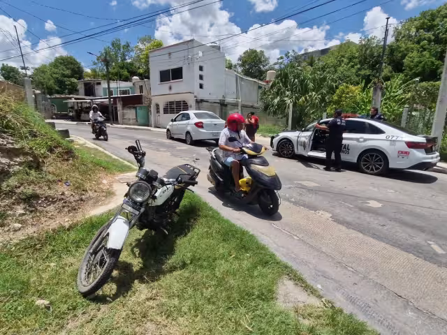 Pareja en moto embiste auto y escapa del lugar; logran acuerdo extrajudicial
