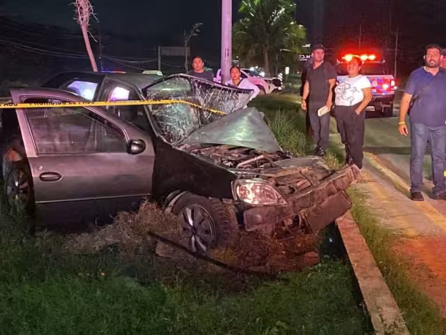 El auto quedó destrozado y el conductor prensado, luego del violento choque.