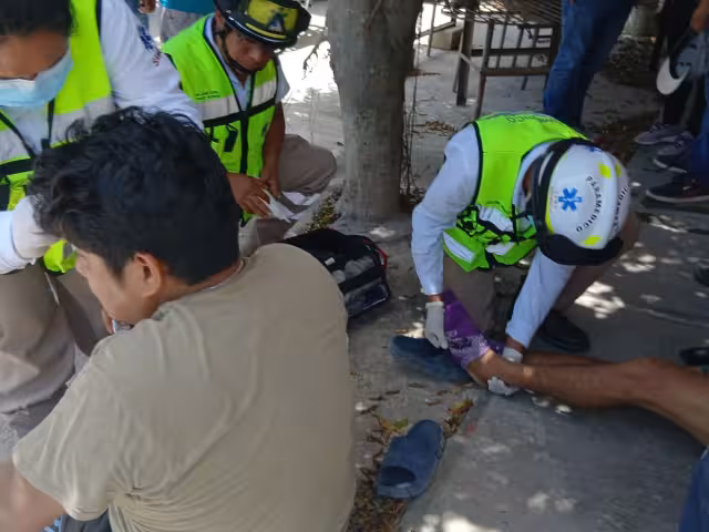 Dos motocicletas chocaron en la colonia Esperanza, Escárcega, dejando dos jóvenes lesionados.
