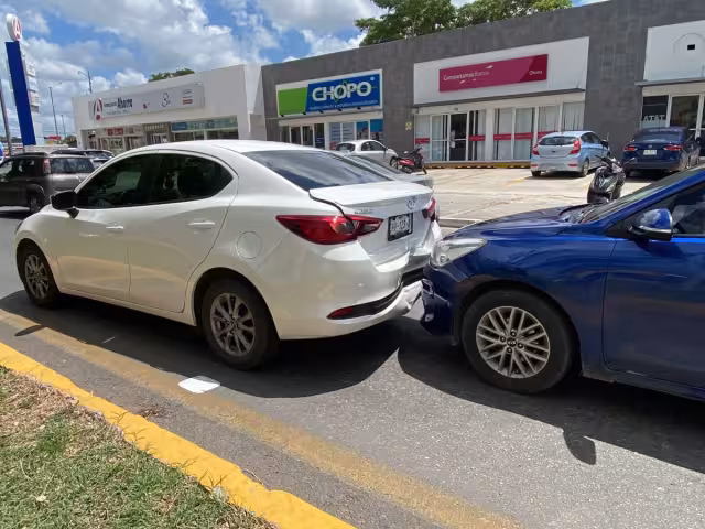 Accidente en la Colosio genera caos vial y cuantiosos daños materiales