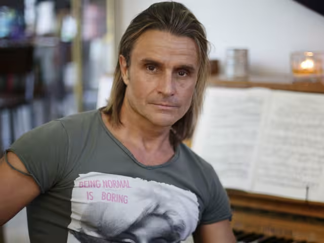 Detienen a Nacho Cano en España por contratar migrantes para su musical