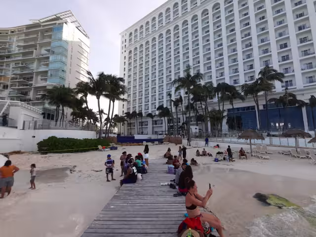 El lugar luce con una cinta amarilla, mientras las familias disfrutan del día como si nada hubiera pasado