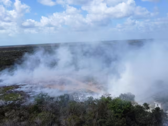 Ayuntamiento de Othón P. Blanco quema residuos en tiradero a cielo abierto de Mahahual