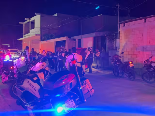 Vecinos de la colonia Leovigildo Gómez alertaron a la policía tras disparos al aire por un grupo de hombres en un coche.