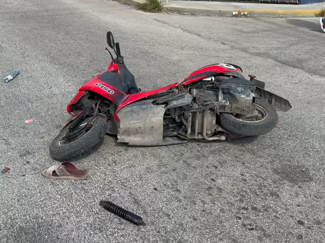 Un "jinete" de la tercera edad fue llevado al hospital tras chocar su motocicleta contra una camioneta