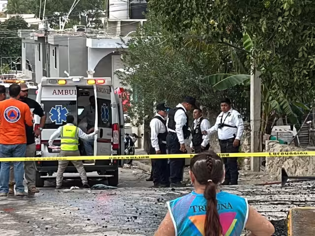 A pesar de los intentos del chofer por maniobrar, el camión volcó