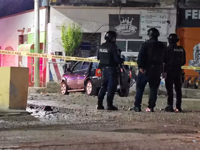 La zona fue acordonada por policías debido a que la persona falleció en la calle, lo que reportaron al Ministerio Público.