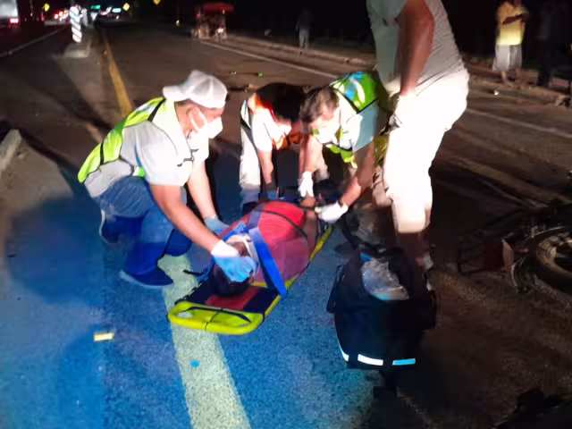 Entre botellas y heridas: motociclista sufre brutal choque en carretera federal