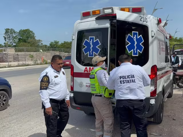 La mujer pasajera sufrió fracturas en una pierna y fue llevada al hospital.