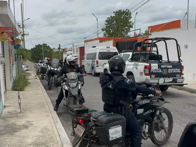 Una riña entre presuntos pandilleros y policías dejó dos agentes heridos.