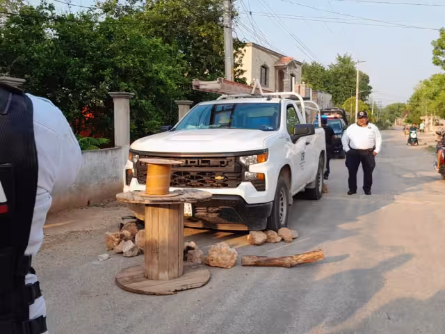 Afectados bloquearon al paso de la unidad con palos y piedras como forma de presión