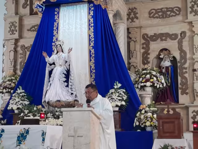 La misa fue celebrada por el párroco Juan Carlos Centeno Cruz.