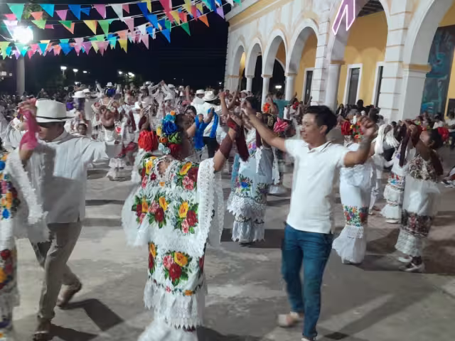 Los asistentes disfrutaron de la música y bailables.