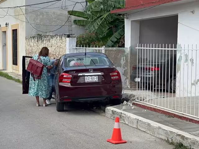 Una conductora perdió el control de su vehículo y chocó contra una vivienda en el barrio San Francisco.
