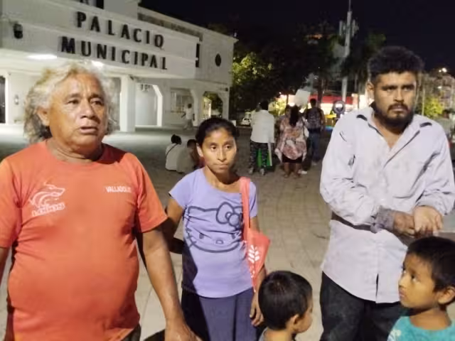 Los individuos desalojados se encuentran frente al Palacio Municipal para hacer escuchadas sus voces.