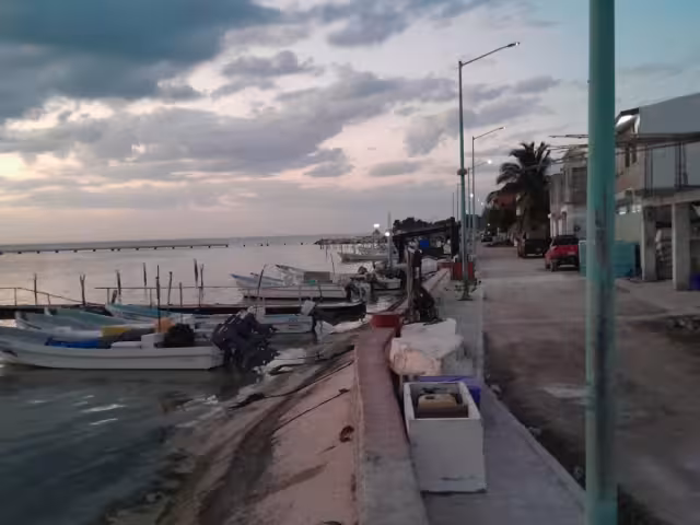 Pescadores de Isla Arena, en Calkiní, Campeche, alertaron sobre un cable de alta tensión que pasa muy bajo sobre el agua
