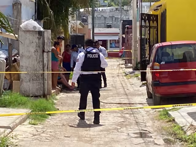 Un hombre murió en la vía pública en Flor de Limón tras tocar cables de media tensión mientras pintaba en el techo de su casa.