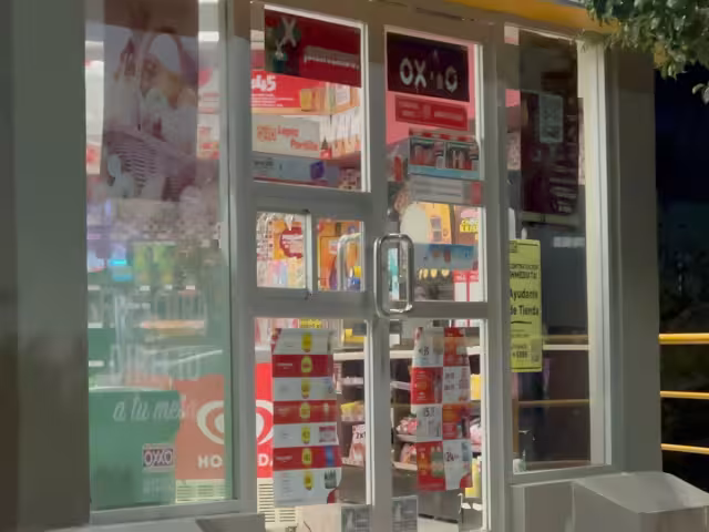 Vandalizan tienda 24 horas
