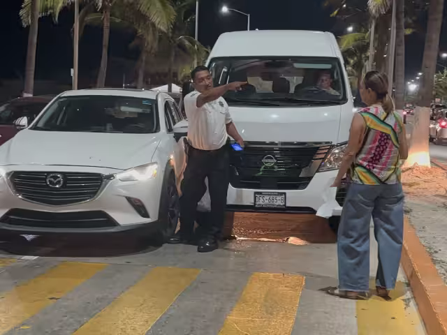 Los vehículos quedaron detenidos sobre la vía, lo que ocasionó afectaciones al tránsito.