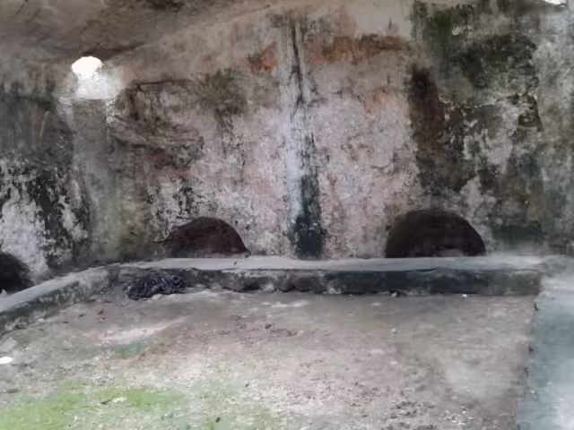 Los soportes metálicos están corridos debido al paso del tiempo, pero nadie da una solución. 