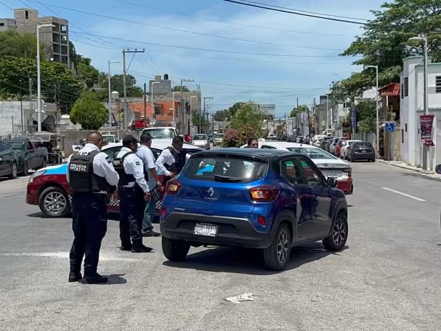 Conductora de auto compacto choca contra taxi en avenida Colosio por no medir distancia al girar.