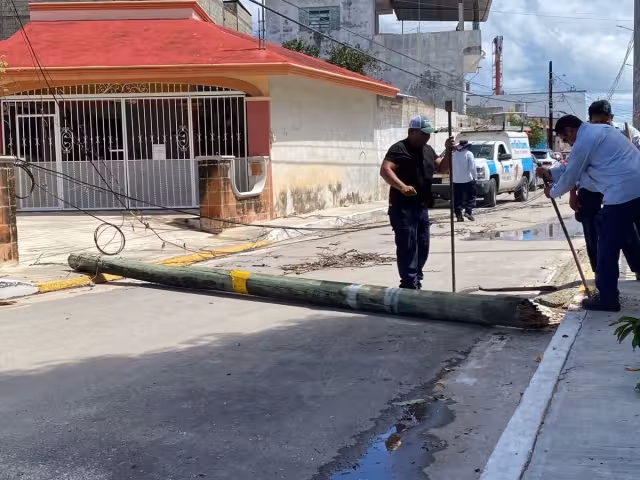 Cae Poste de Madera y Cierra Calle Perú; No Hay Heridos