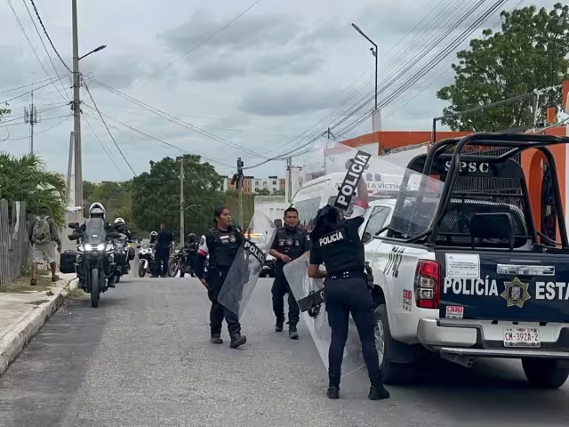 Violento enfrentamiento en la colonia Lázaro Cárdenas deja siete policías heridos