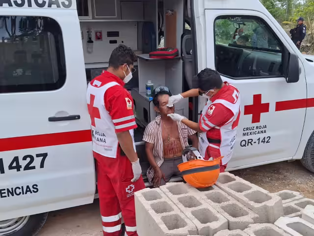 El adulto mayor recibió un maderazo en la nariz, que le provocó una gran hemorragia.