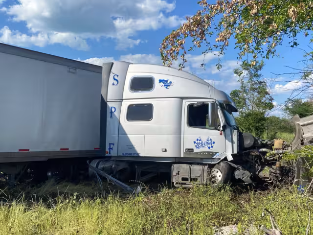 Un tractocamión volcó en la carretera federal Campeche–Carmen, dejando daños materiales y un lesionado