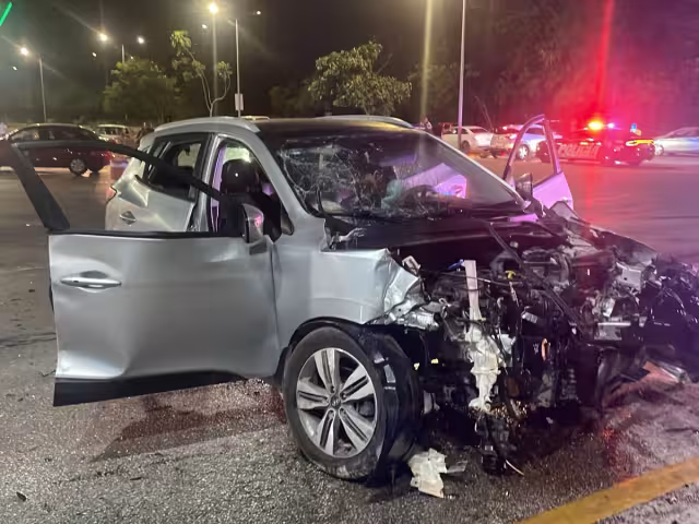 Accidente de tránsito en la entrada del Arco Vial con Avenida Chemuyil deja a seis lesionados.