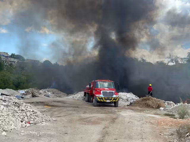 Bomberos sofocan incendio en Polvorín causado por basura y botellas de vidrio