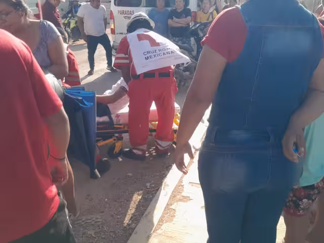Taxi frena, moto no: estudiantes terminan en el hospital en Santa Cruz Pueblo