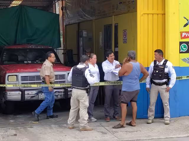 Autoridades judiciales ejecutaron un desalojo en el taller “Polo Transmisiones” en la colonia Francisco I. Madero, Ciudad del Carmen.