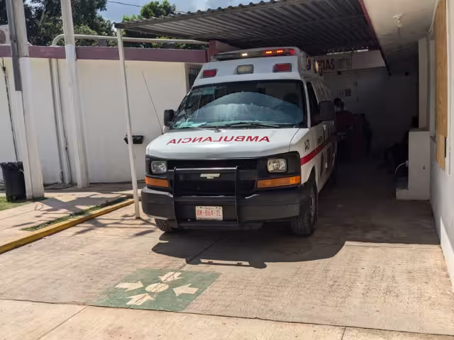 Hombre en José María Morelos se estampó al intentar manejar ebrio.