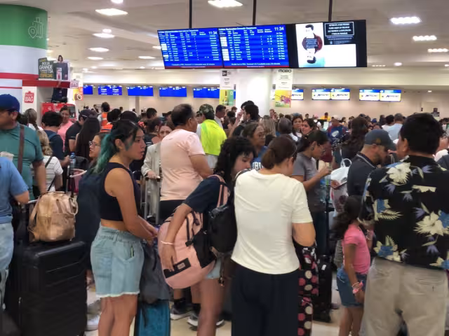 El aeropuerto de Cancún se convirtió en un verdadero caos, pero también en un gran karaoke