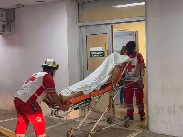 Paramédicos hicieron el traslado de emergencia de la víctima al hospital.